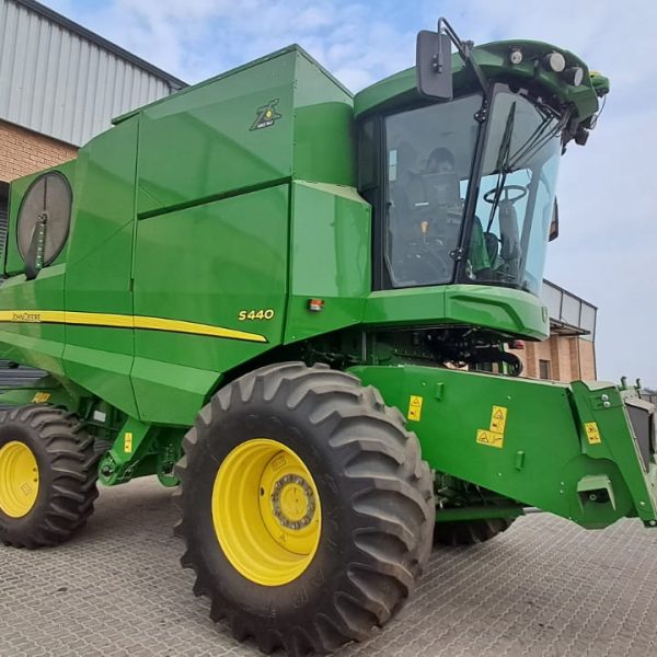 JOHN DEERE - S440 Combine- (Polokwane)