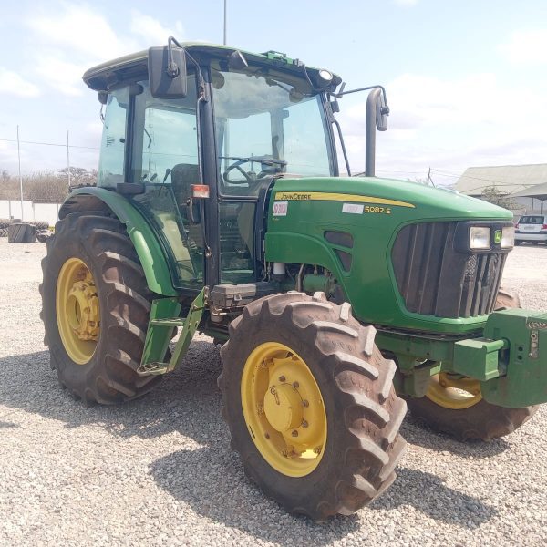 JOHN DEERE - 5082E MFWD Cab- (Marble Hall)