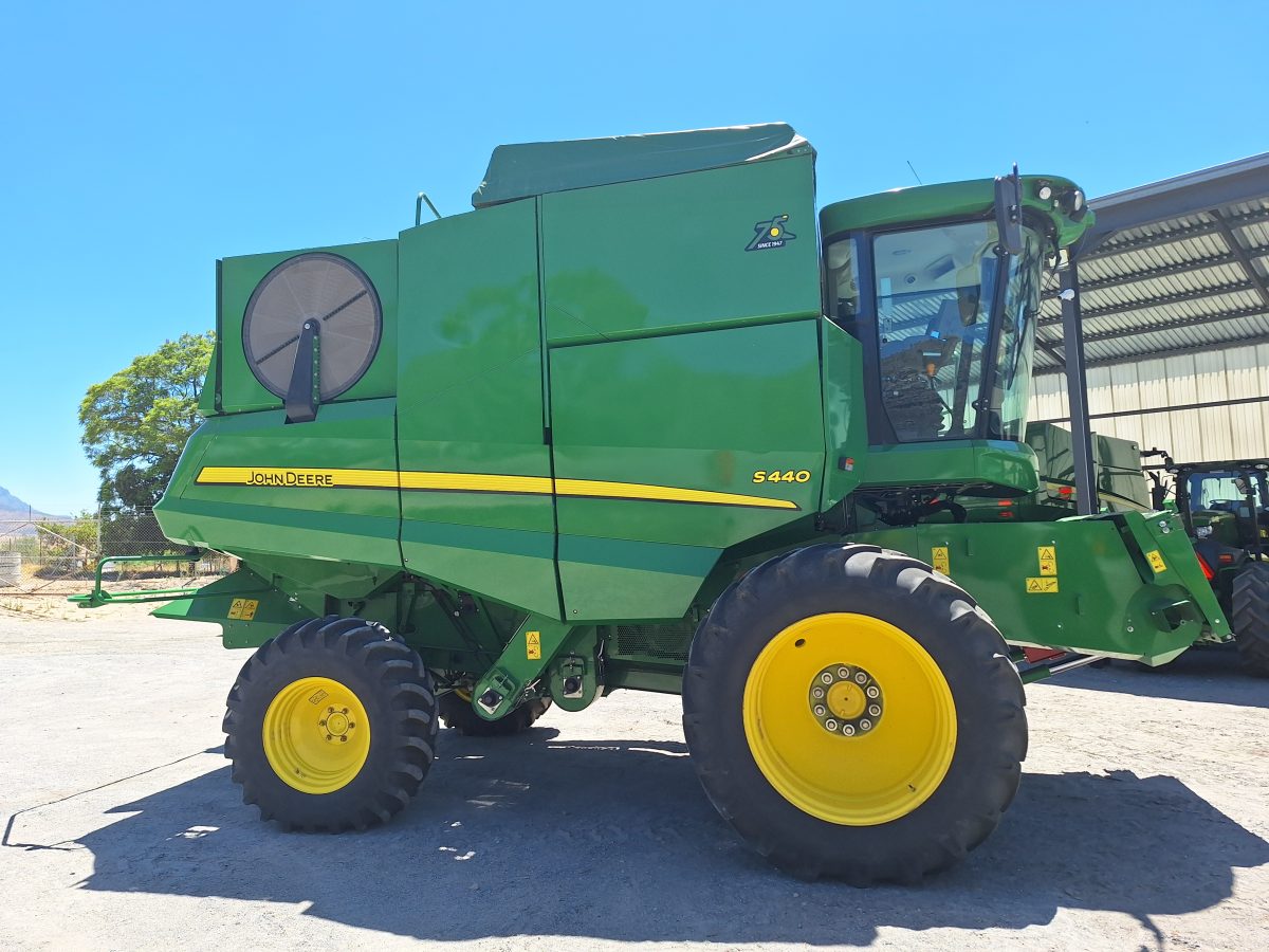 John Deere S440 - Combine Harvester - (Piketberg)