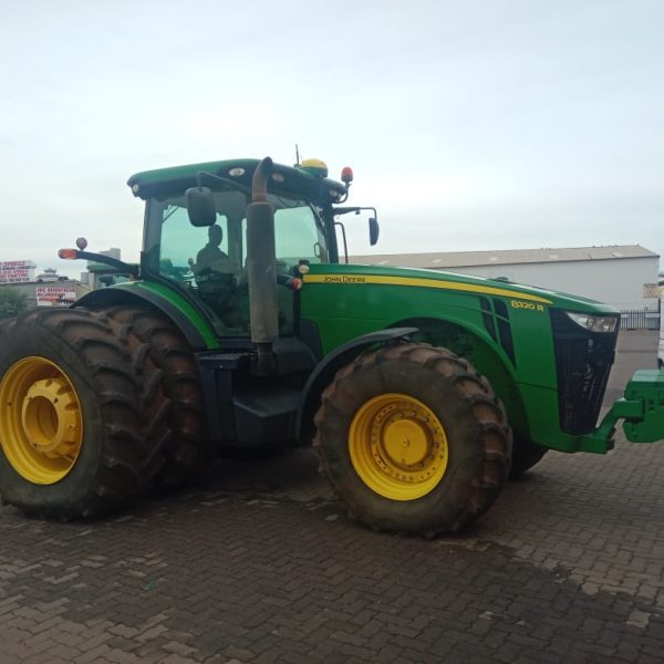 John Deere - 8320R Tractor - (Delmas)