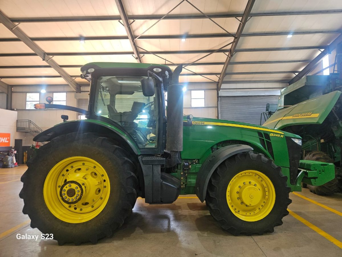 John Deere - 8245R Tractor - (Komatipoort)