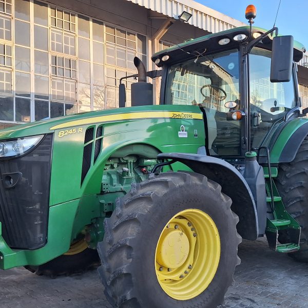 John Deere - 8245 Tractor - Bethal