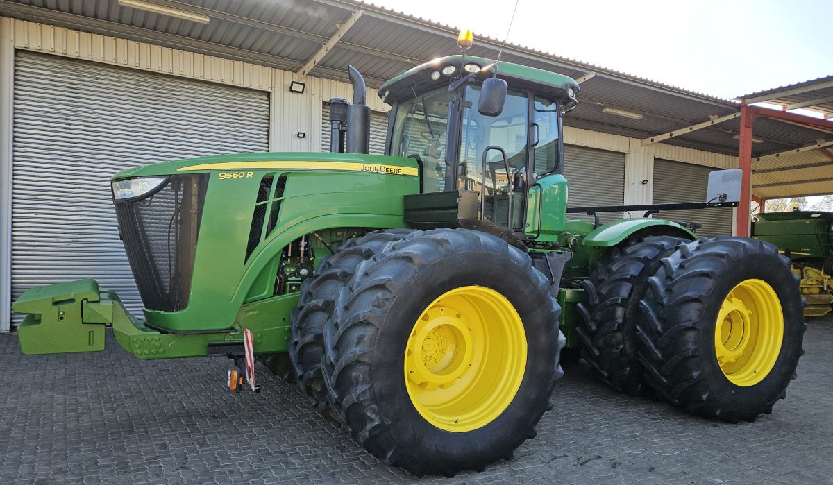 2014 John Deere 9560R (418kw) (508084) - RH Front View