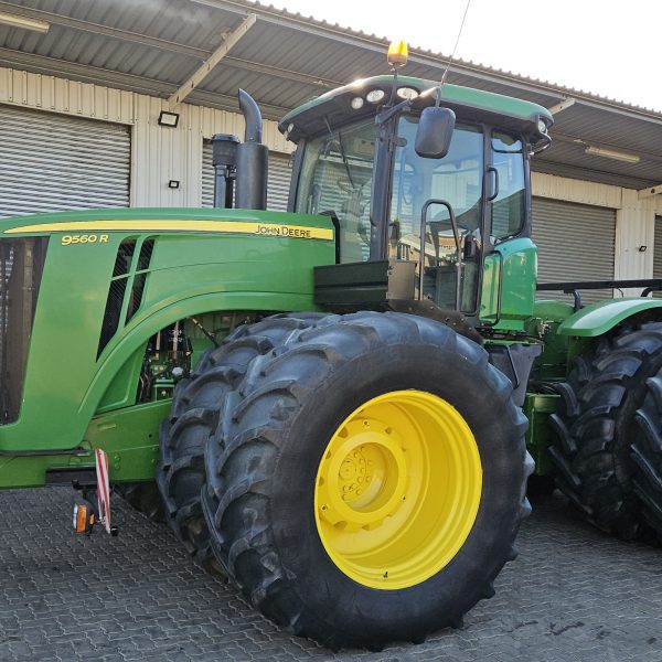 2014 John Deere 9560R (418kw) (508084) - RH Front View