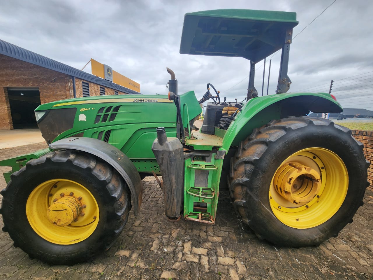 John Deere - 6140M OOS MFWD Tzaneen Side View