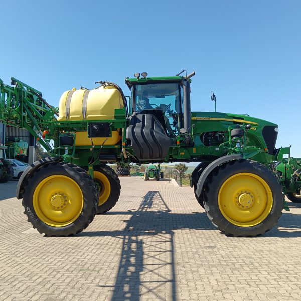John Deere M4040 Sprayer - Right View Boom Open