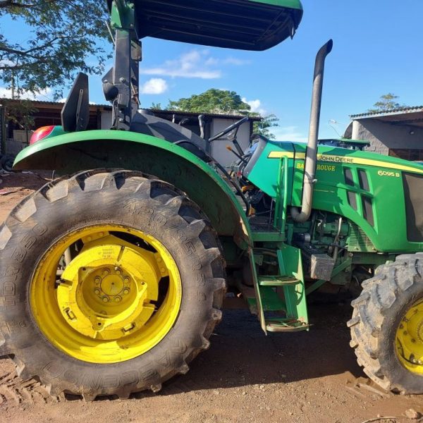 John Deere - 6095B Tractor - For Sale at AFGRI Equipment (Empangeni)(2) - Side View LH