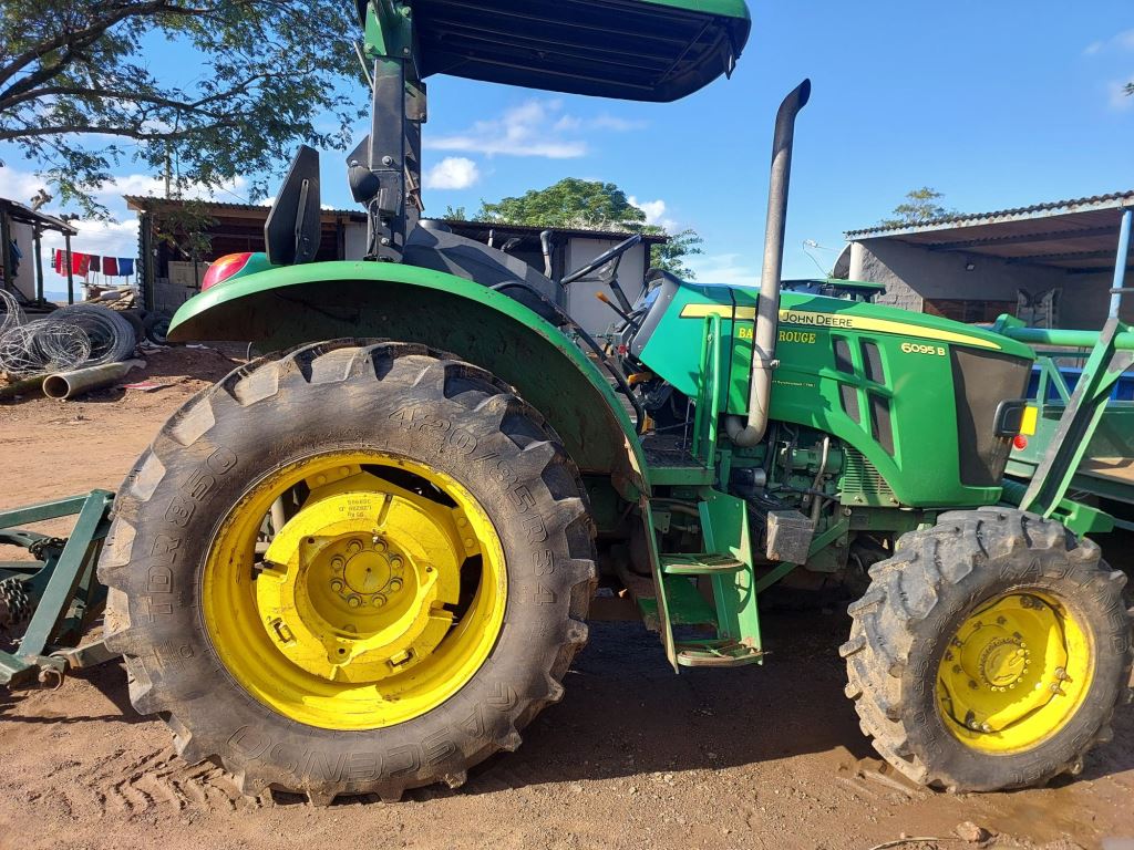 John Deere - 6095B Tractor - For Sale at AFGRI Equipment (Empangeni)(2) - Side View LH