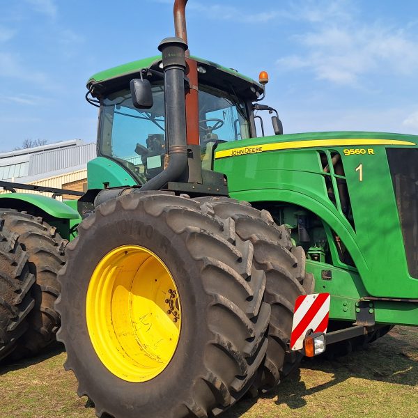 John Deere - 9560R Tractor - For Sale AFGRI Equipment (Bethal) - 3/4 Front View