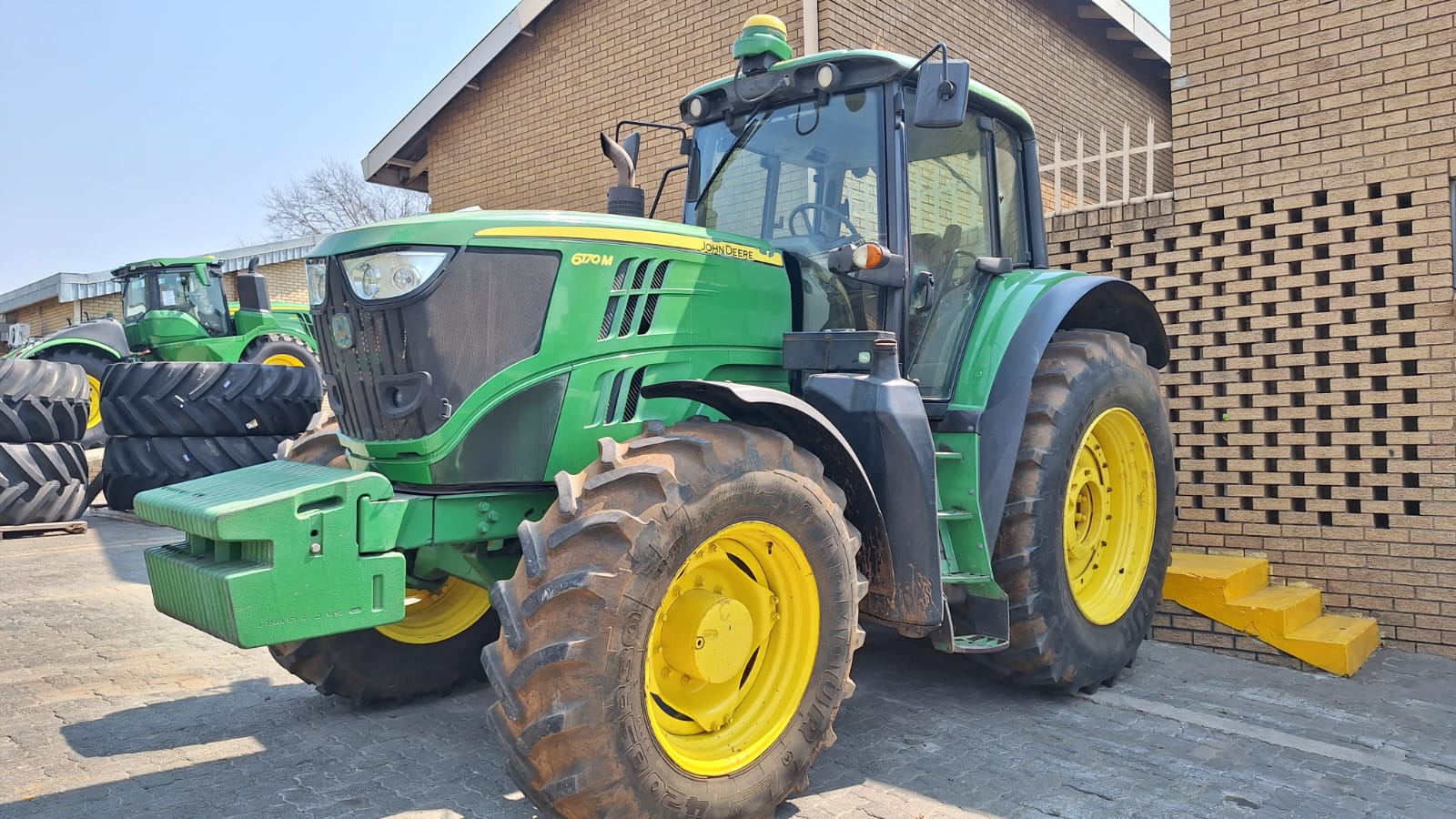 John Deere - 6170M MFWD Cab - Bethal - 3-4 Front View
