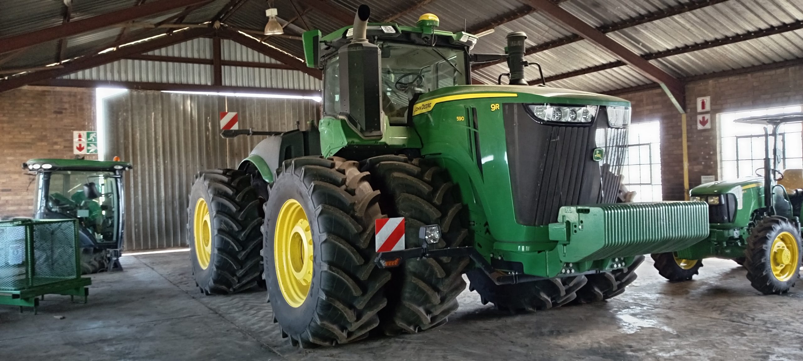 John Deere - 9R590 Tractor - For Sale at AFGRI Equipment (Grootvlei) - 3/4 Front View 2