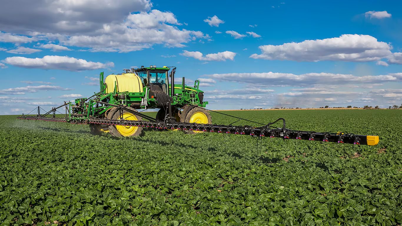 John Deere M4030 Self-Propelled Sprayer