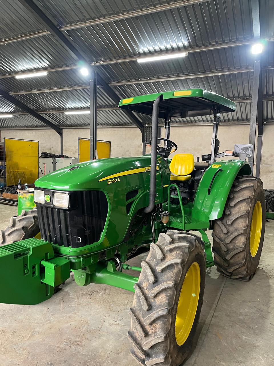 John Deere - 5090E Tractor - For Sale AFGRI Equipment (Bethlehem) - 3/4 View (2) John Deere - 5090E Tractor - For Sale AFGRI Equipment (Bethlehem) - 3/4 View (2)