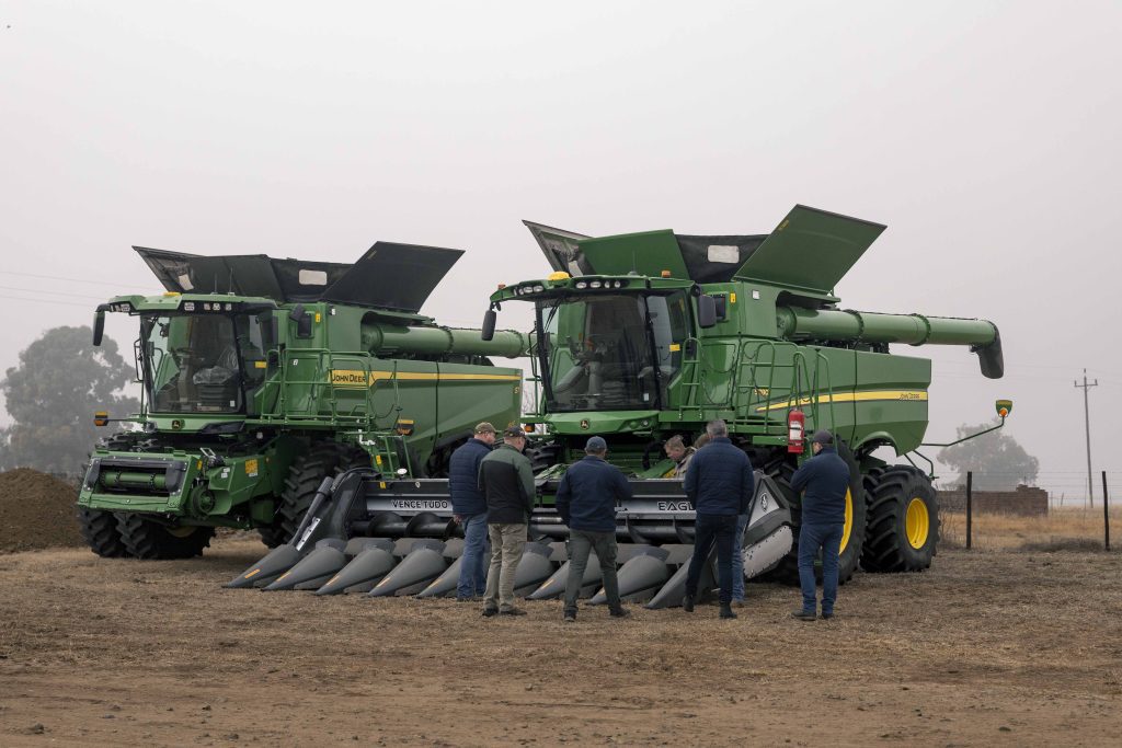 Twee John Deere stropers by Val Boeredag 2026.
