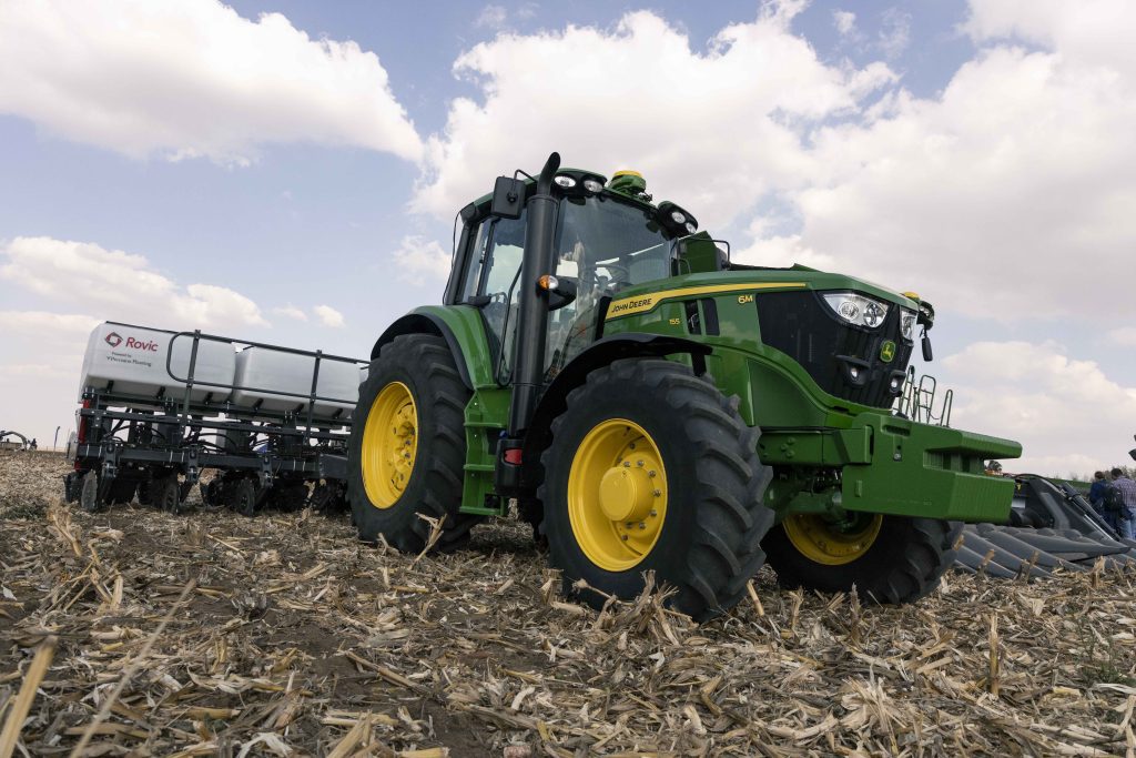 John Deere 6M trekker met Rovic-planter tydens 'n lewendige demonstrasie by Val Boeredag.