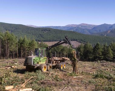John Deere 1510G 8-wheel drive forwarder collecting timber in a plantation